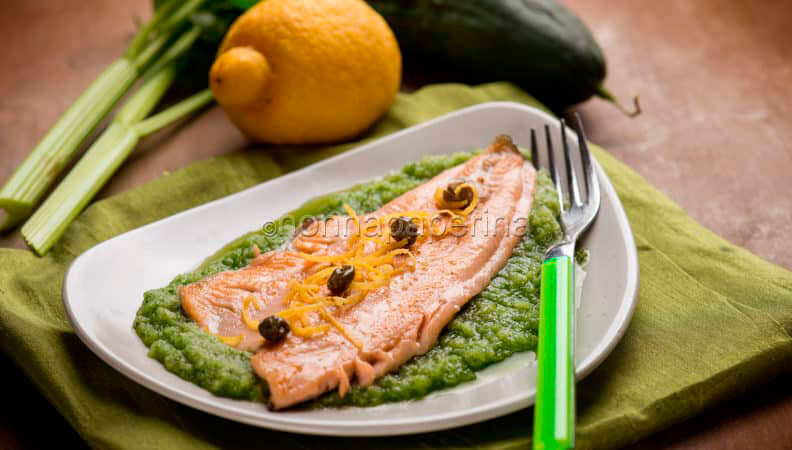 I filetti di trota salmonata con salsa di cetriolo e sedano