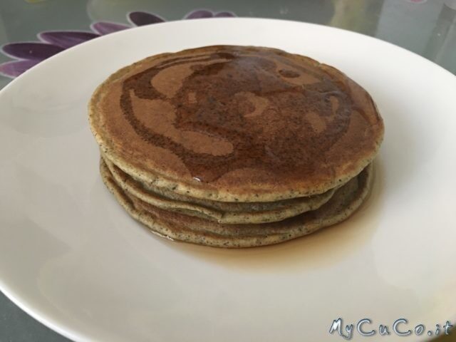 I pancake di “hulk”, ovvero con farina di canapa, impastati con il cuco moulinex