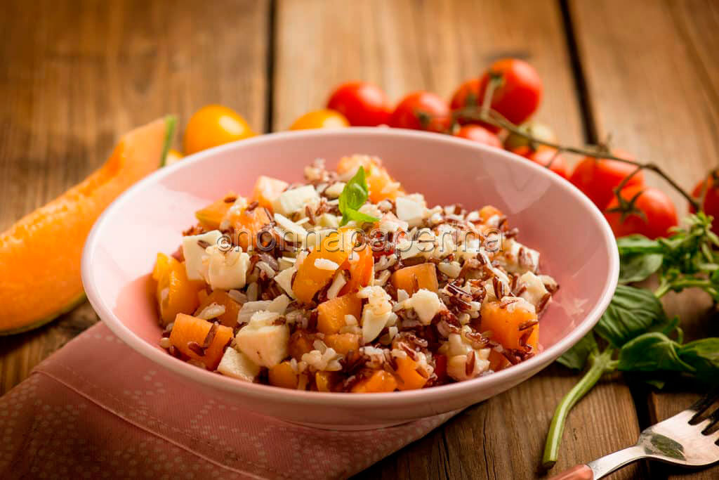 Idea per pranzo: insalata di riso con melone e pomodorini
