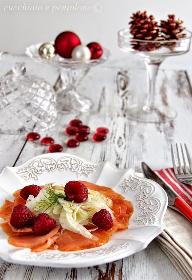 Idee per natale, salmone affumicato con finocchi, mele e lamponi