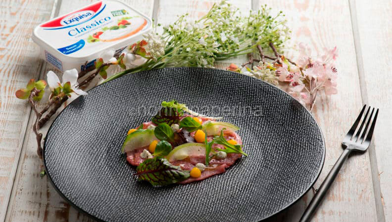 Il carpaccio di manzo con formaggio e gel di frutta