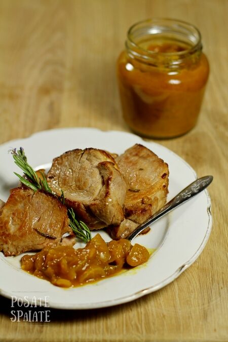 Il chutney di mango e cipolle con il filetto di maiale