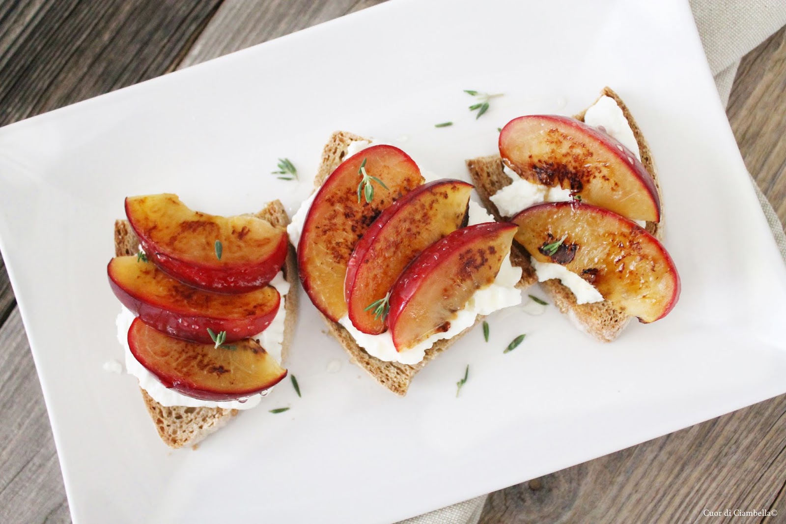 Il crostino estivo che fa tendenza! frutta grigliata, ricotta, miele e timo.