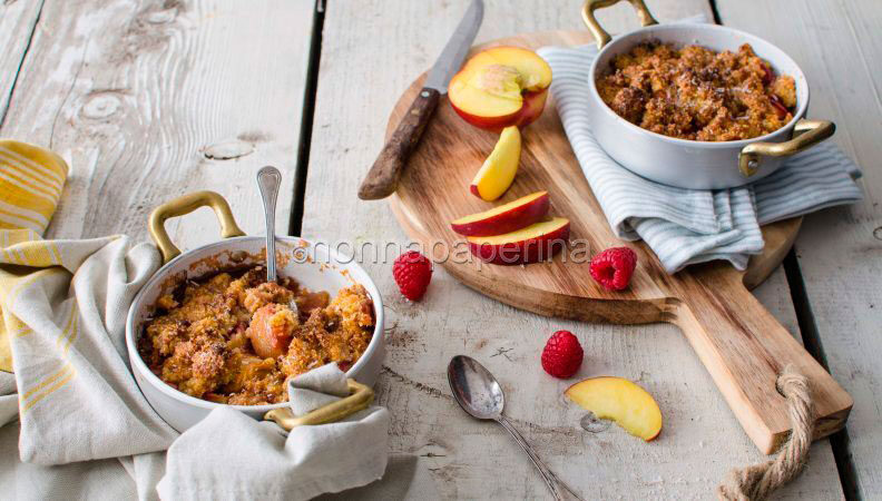 Il delizioso crumble di pesche e lamponi