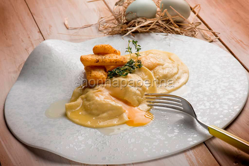 Il raviolo con ripieno di ricotta, radicchio e tuorlo d’uovo