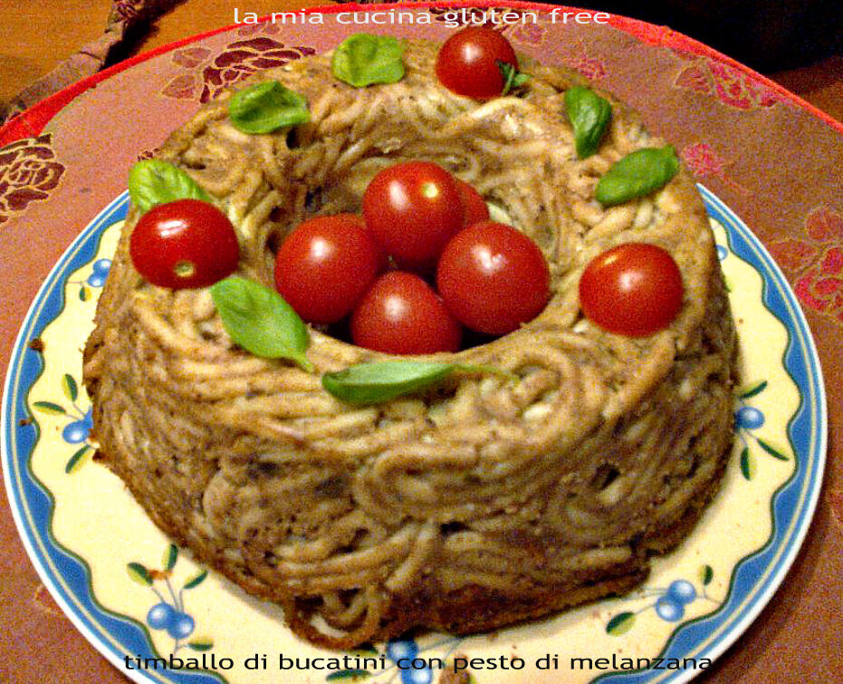 Il timballo di bucatini al pesto di melanzana