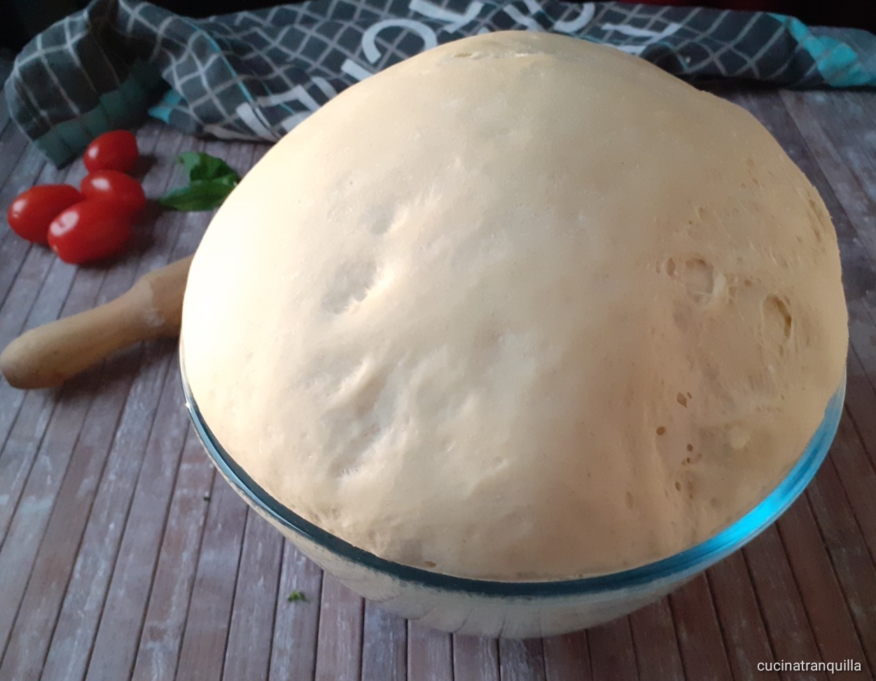 Impasto base per pizza con poco lievito