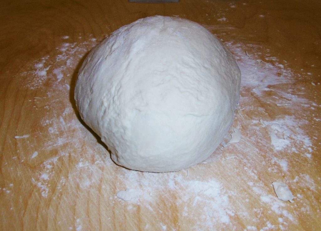 Impasto della pizza con la macchina del pane