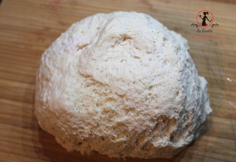 Impasto per pizza con farina di semola rimacinata di grano duro, preparato con il bimby