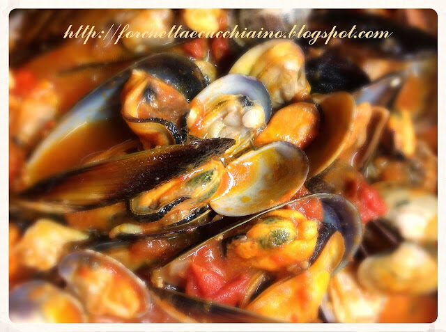 Impepata di cozze e vongole su letto di crostini