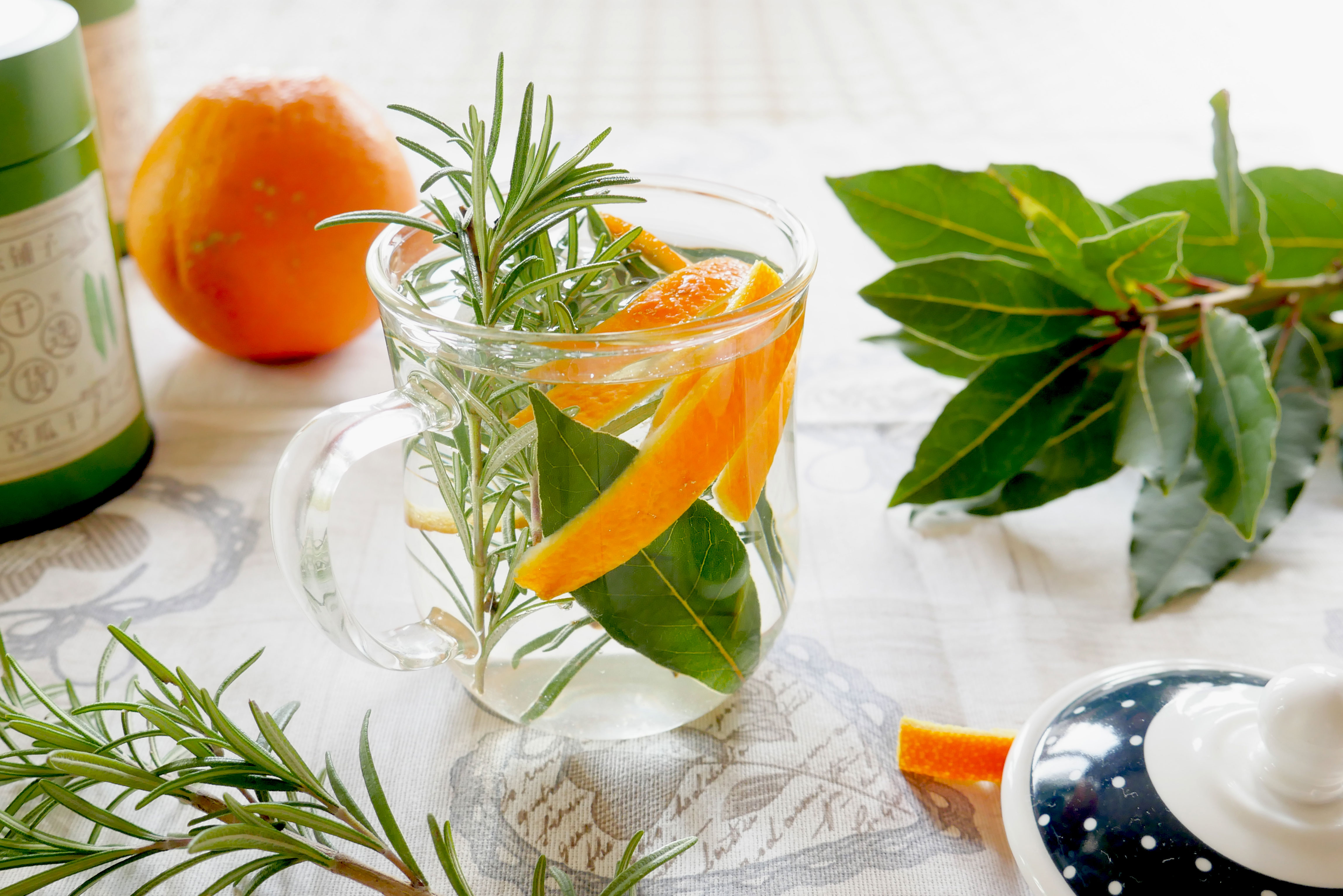 Infuso con foglie di alloro, rosmarino e scorza di arancia biologica