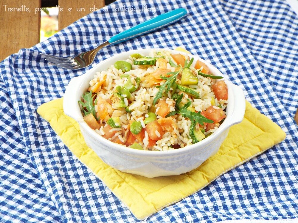 Insalata ai cereali con zucchine, fave e salmone