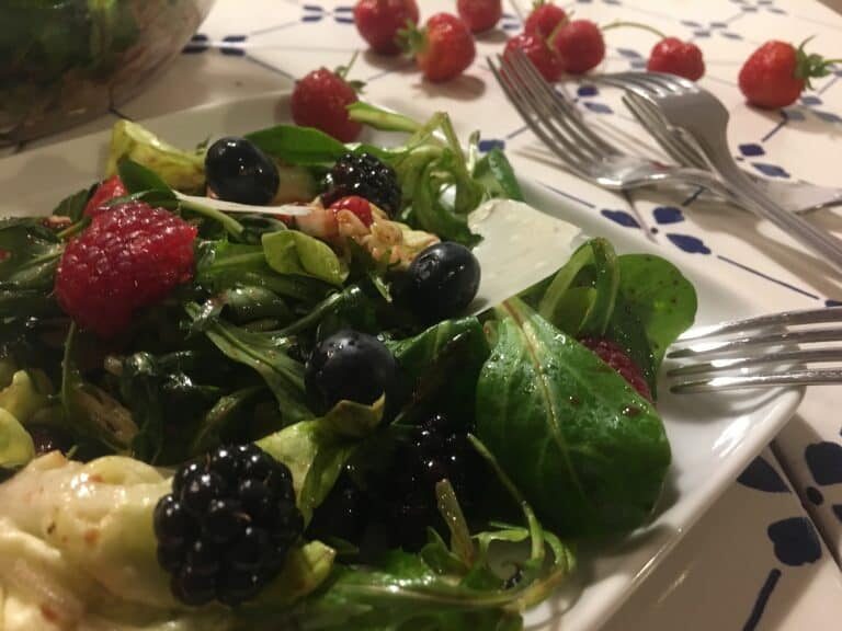 Insalata ai frutti di bosco: bella da vedere, squisita da mangiare