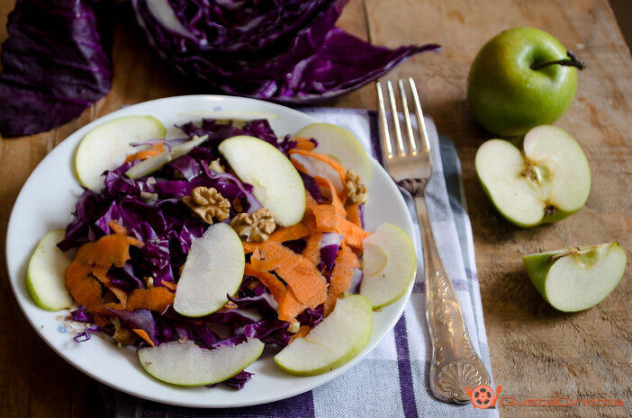Insalata cavolo rosso con carote mele e noci