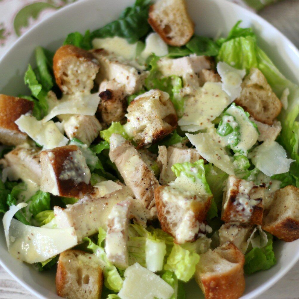 Insalata cesare con pollo croccante