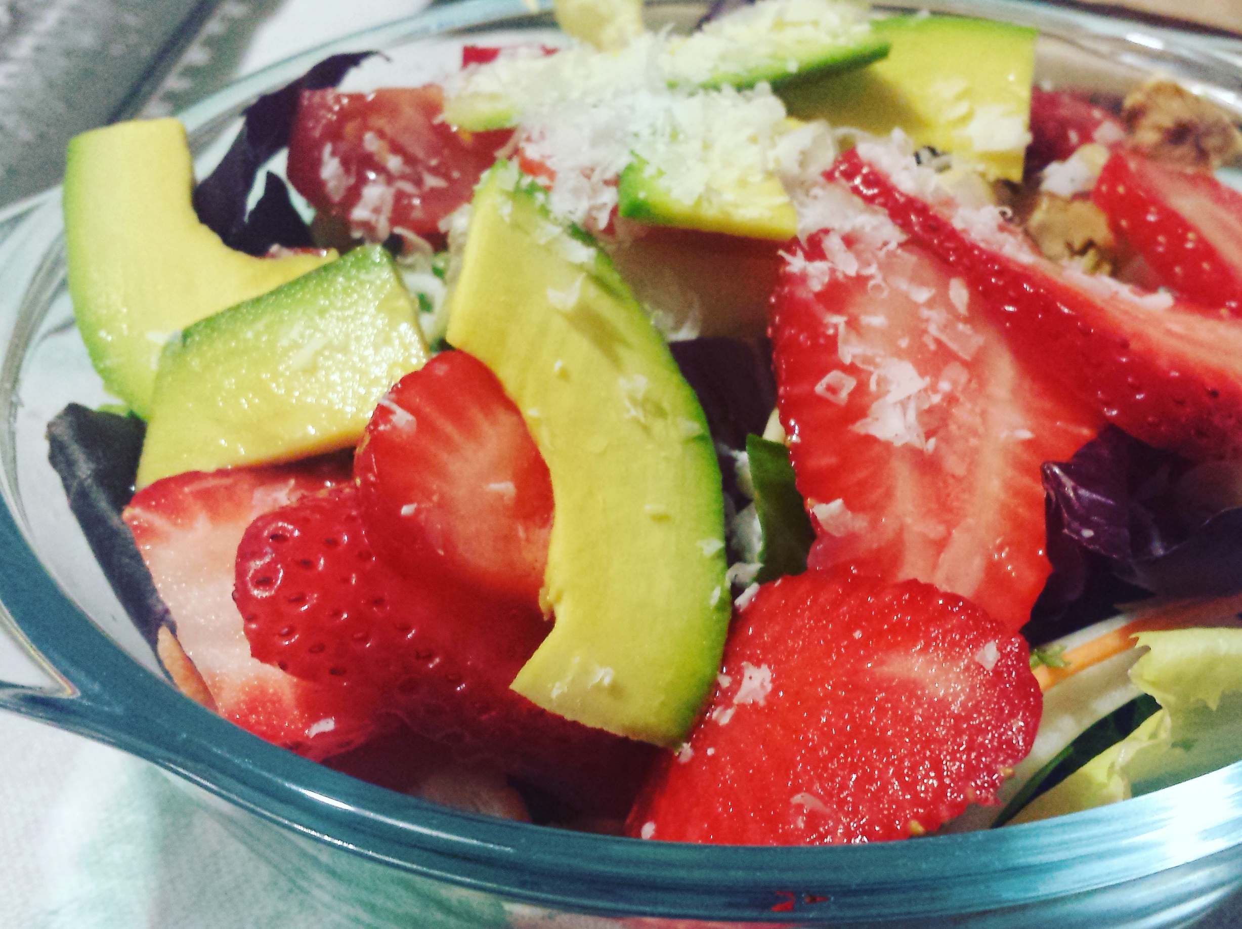 Insalata con avocado e fragole