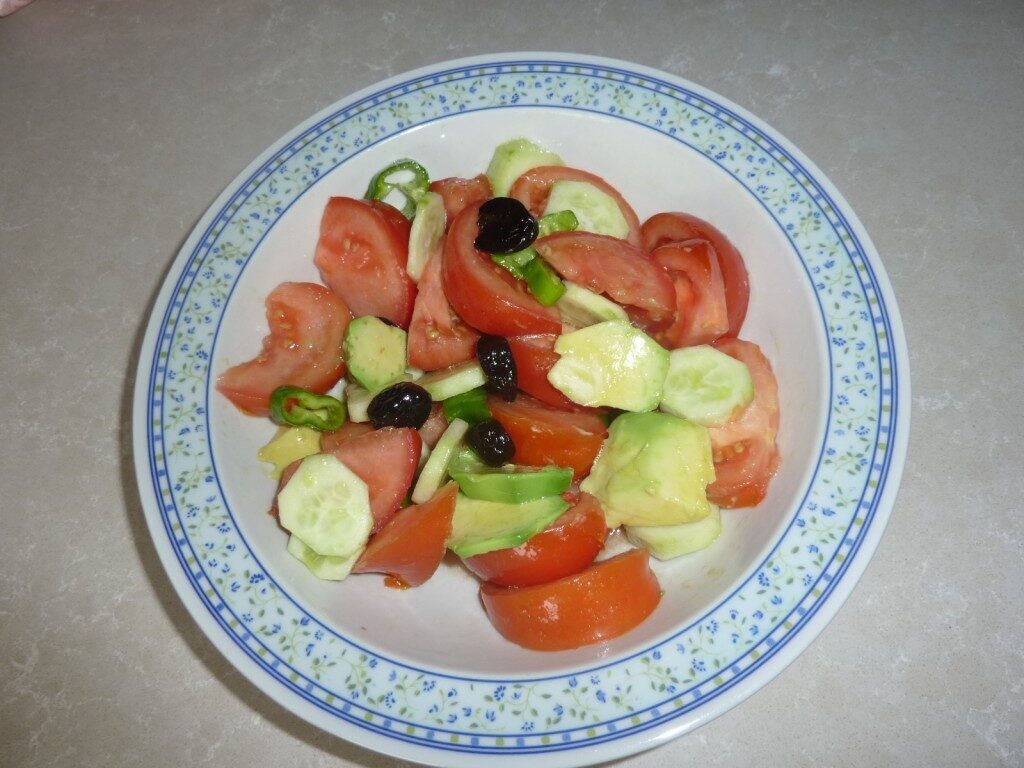 Insalata con avocado, pomodori e cetrioli in salsa di yogurt