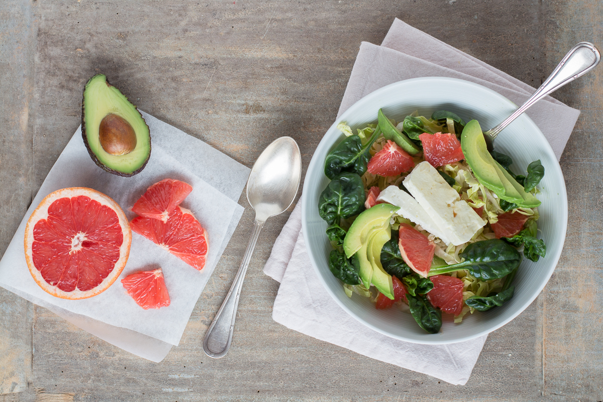 Insalata con avocado, pompelmo rosa e feta grigliata al miele