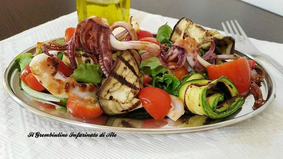 Insalata con calamari e verdure grigliate