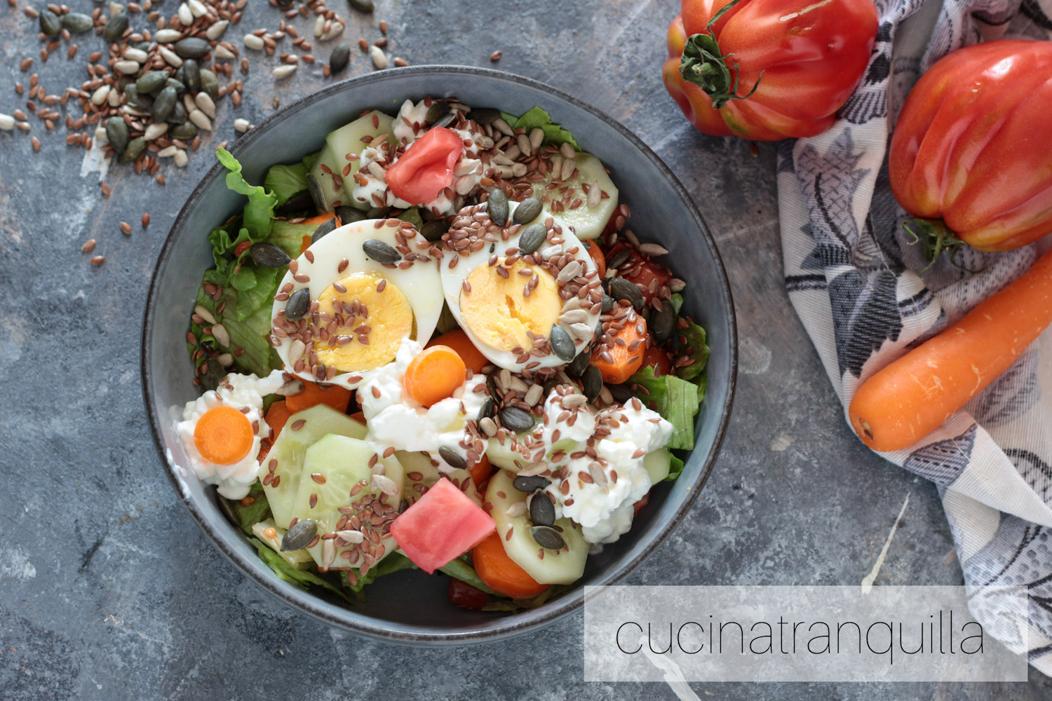 Insalata con fiocchi di latte, uova sode e cetrioli
