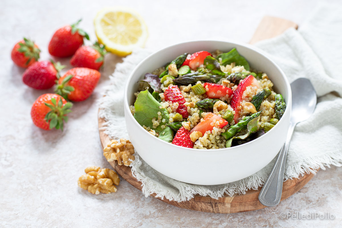 Insalata con fragole, asparagi e quinoa