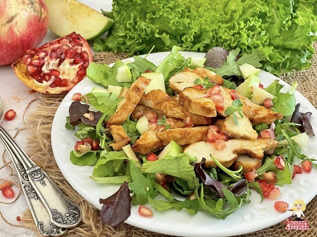 Insalata con il pollo e melagrana