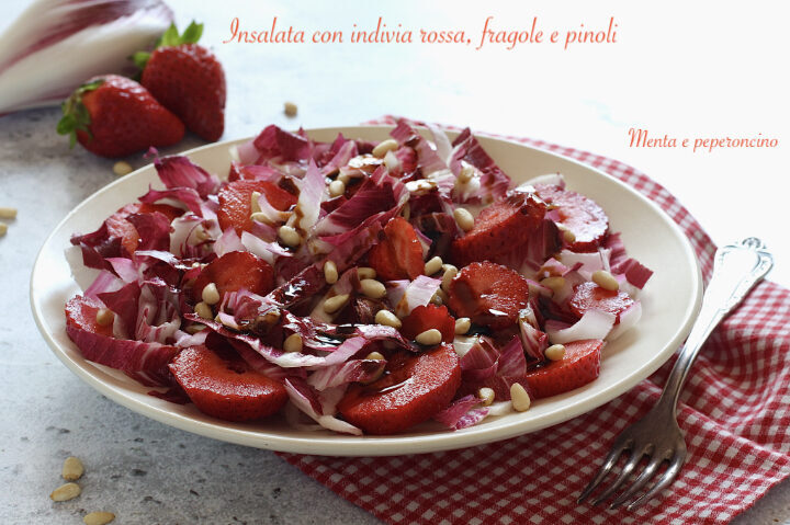 Insalata con indivia rossa, fragole e pinoli