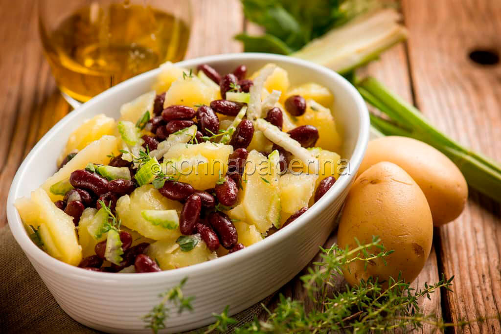 Insalata con patate e fagioli, un pasto fresco e nutriente