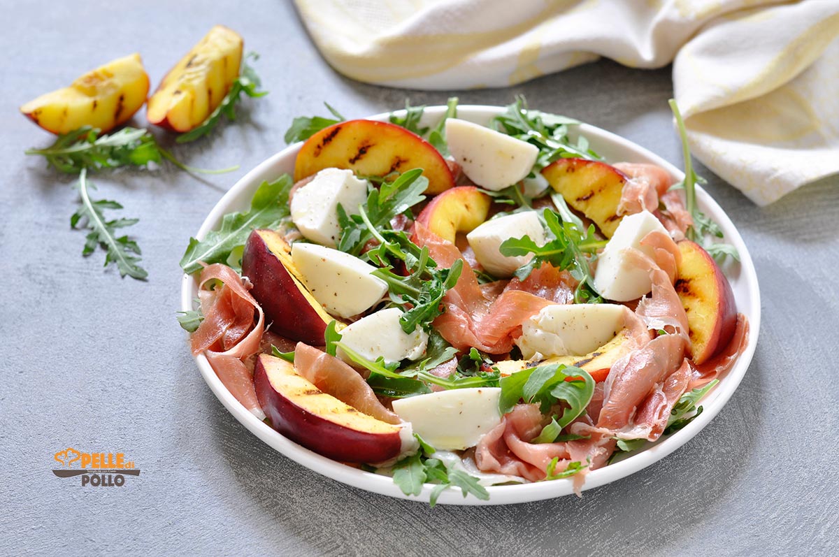 Insalata con pesche, prosciutto crudo e mozzarella