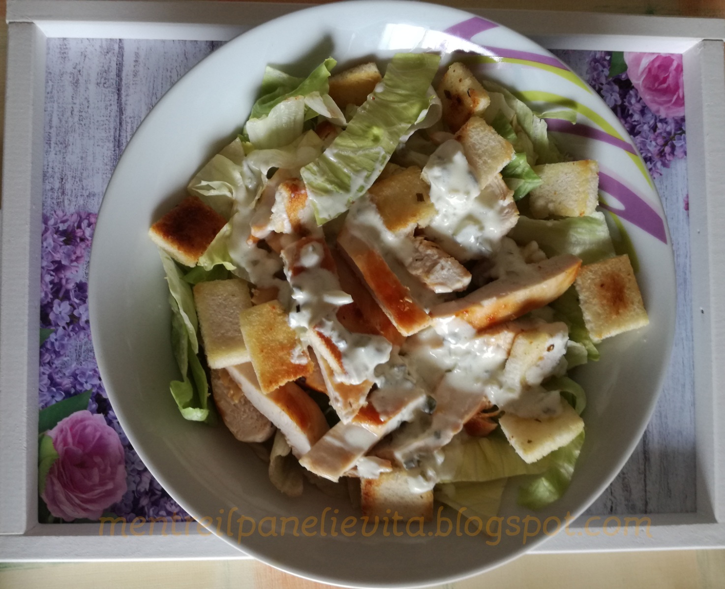 Insalata con pollo grigliato con crostini alla cipolla