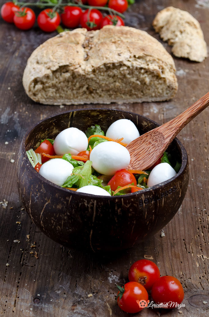 Insalata con pomodorini carote e mozzarella di bufala