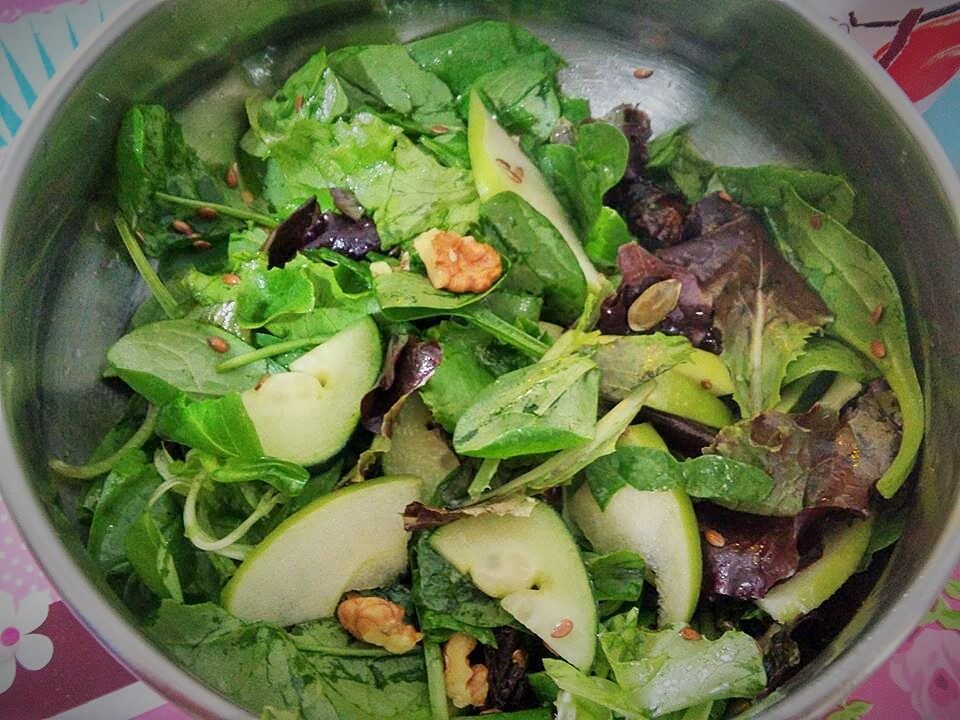 Insalata con prugne secche e mela verde