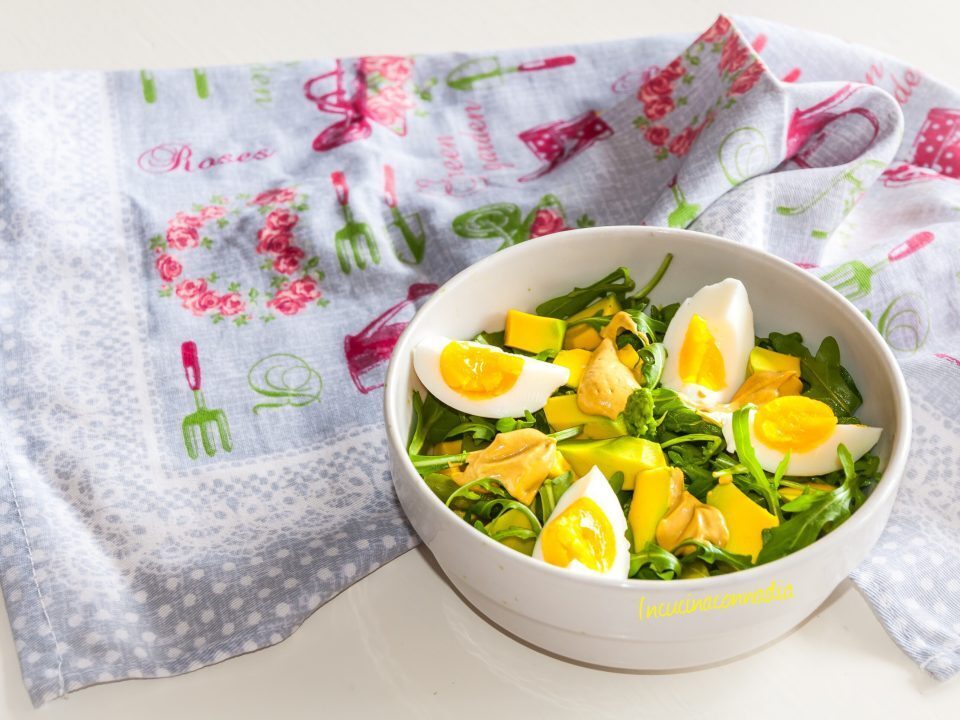 Insalata con rucola, asparagi e avocado