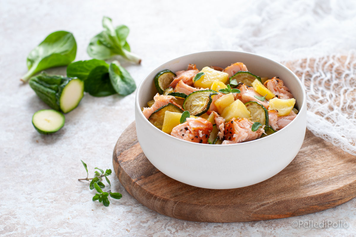 Insalata con salmone, patate e zucchine