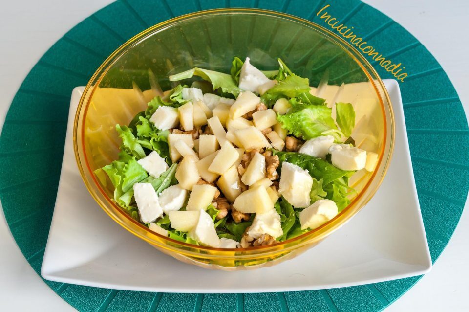Insalata con spinacino, mele, noci, mozzarella e miele