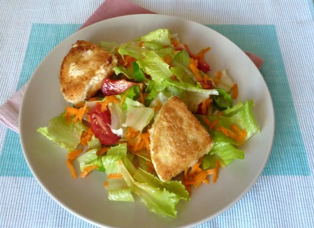 Insalata con tomino fritto