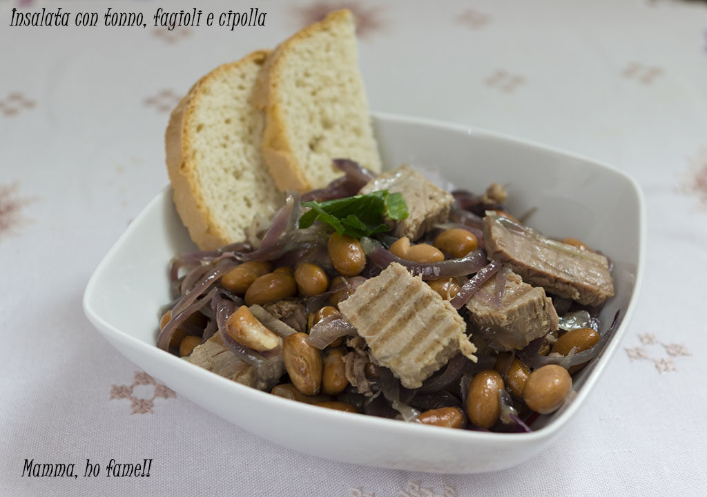 Insalata con tonno fresca, fagioli e cipolla