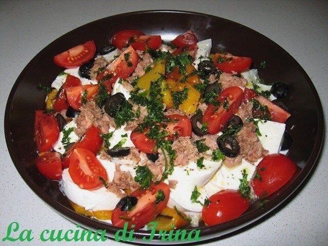 Insalata con tonno, mozzarella e peperoni