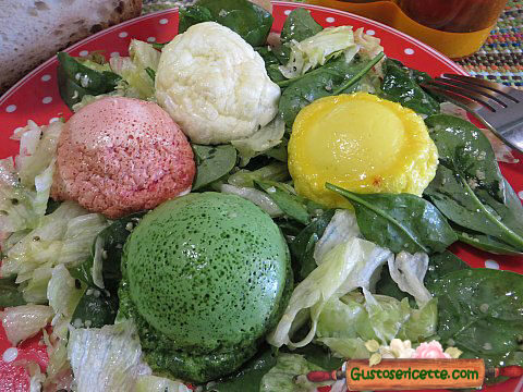 Insalata con uova colorate