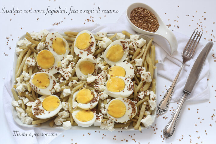 Insalata con uova, fagiolini, feta e semi di sesamo
