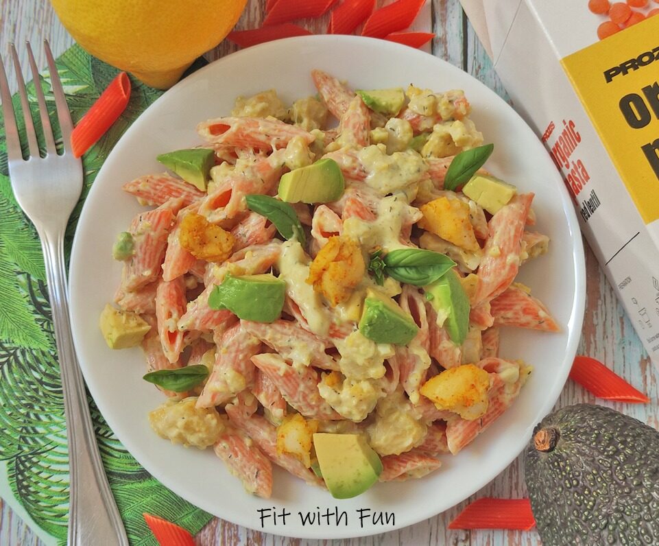 Insalata cremosa di pasta con merluzzo al curry proteica e senza glutine