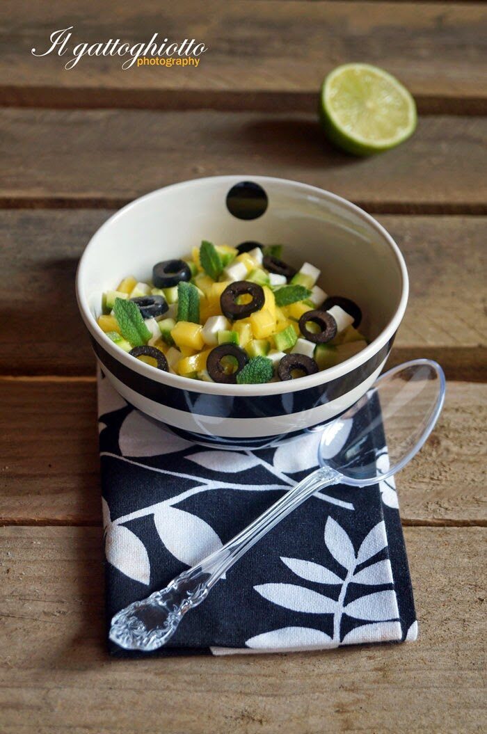 Insalata croccante con mango, zucchini, primo sale e olive nere
