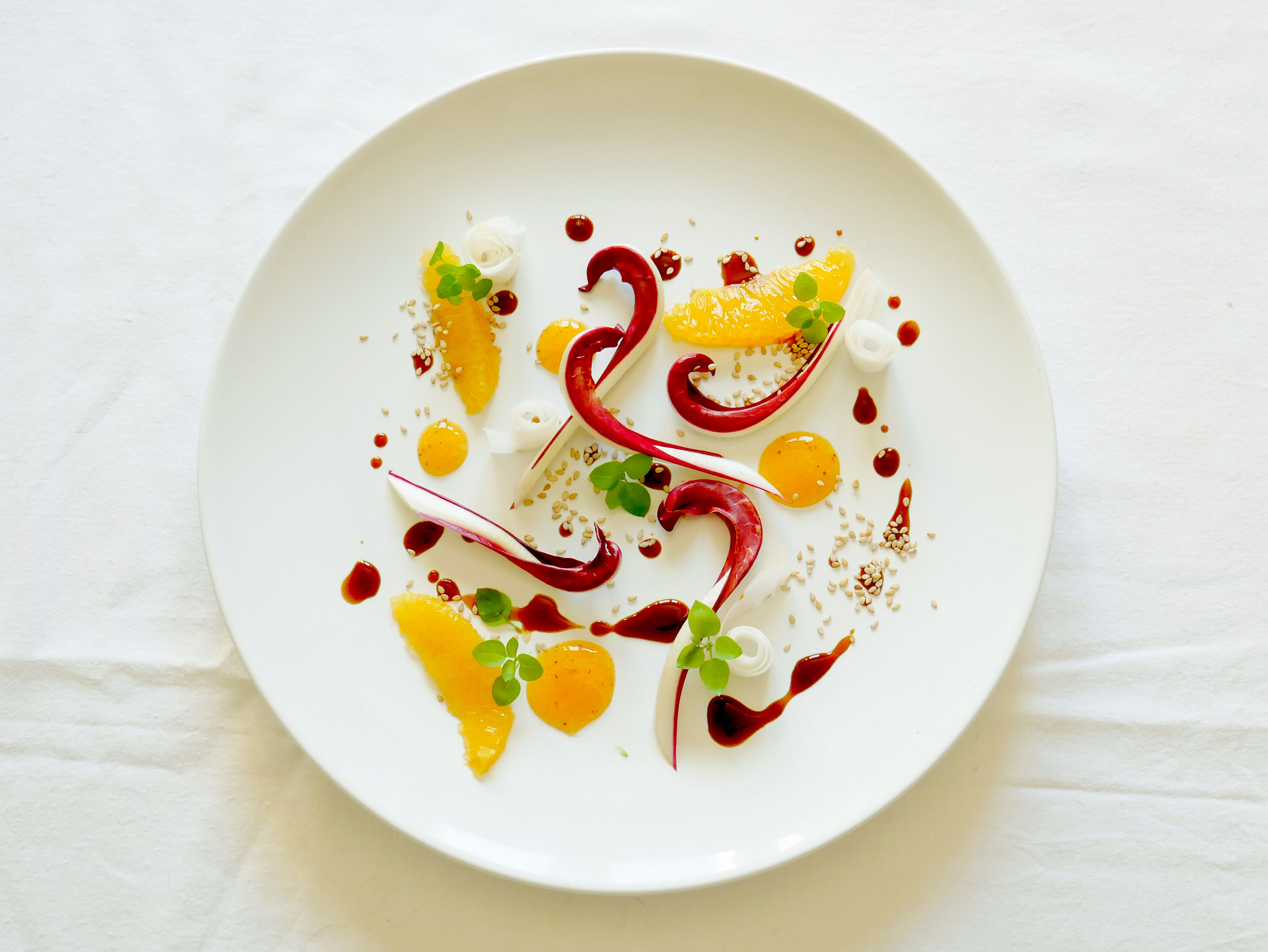 Insalata d’autunno, radicchio, daikon, arance, stellaria e salsina di cachi e sesamo