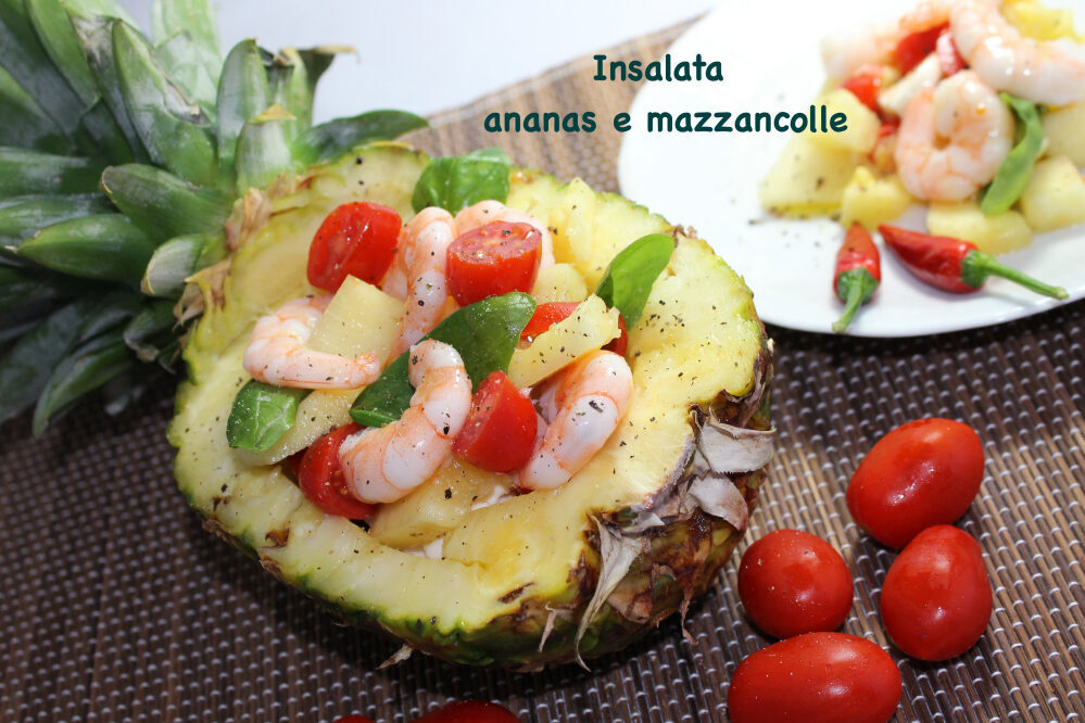 Insalata di ananas e mazzancolle coloratissima
