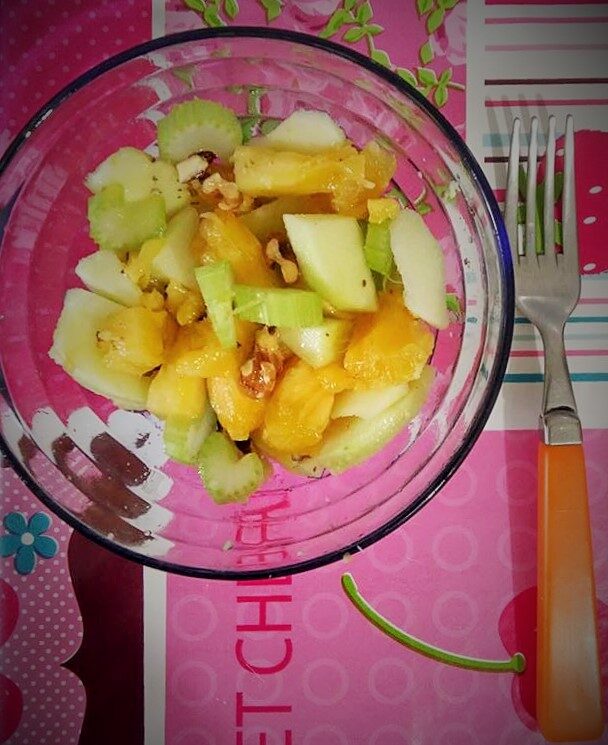 Insalata di ananas, mela verde e sedano