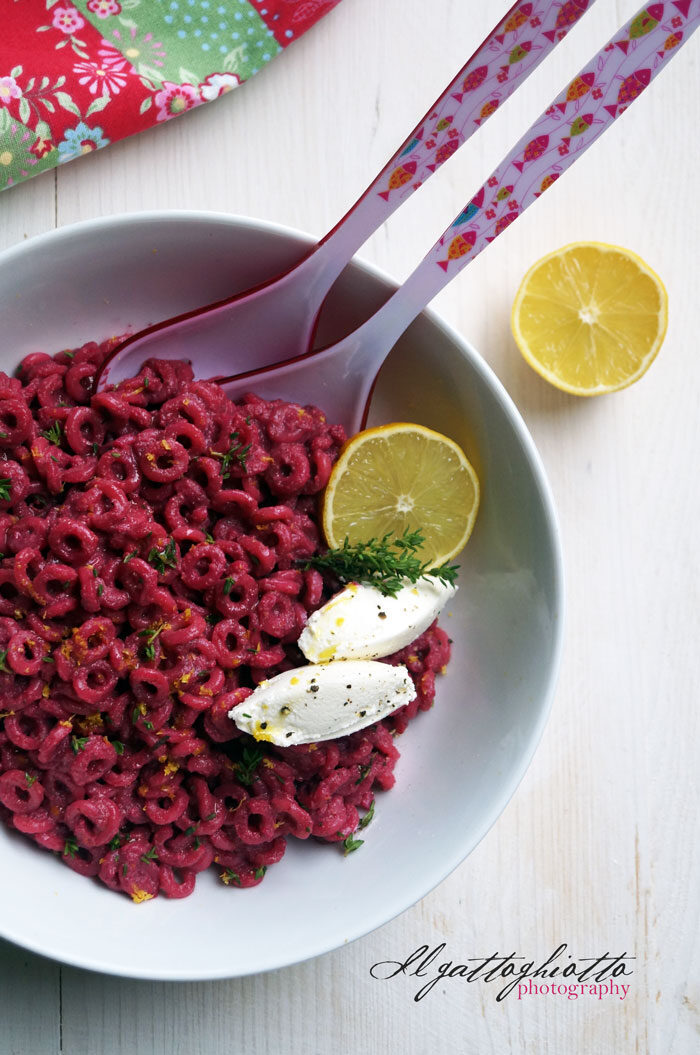 Insalata di anellini con pesto di barbabietola, robiola, timo e limone