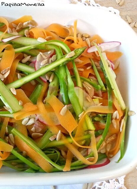 Insalata di asparagi crudi e carote