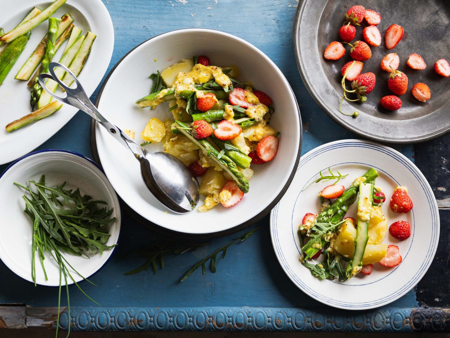 Insalata di asparagi e fragole, con la salsa all’uovo