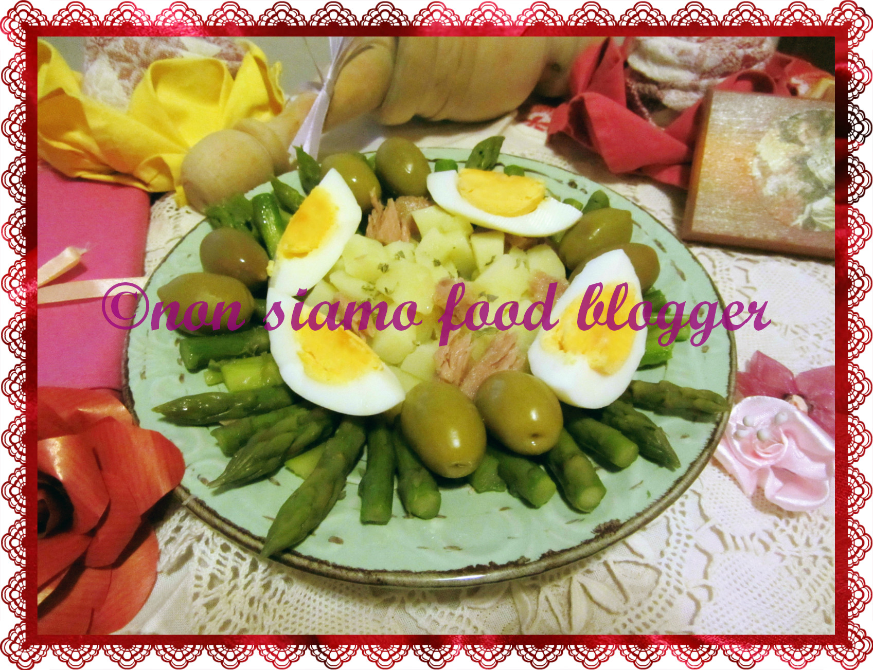 Insalata di asparagi e patate con uova sode, olive e tonno