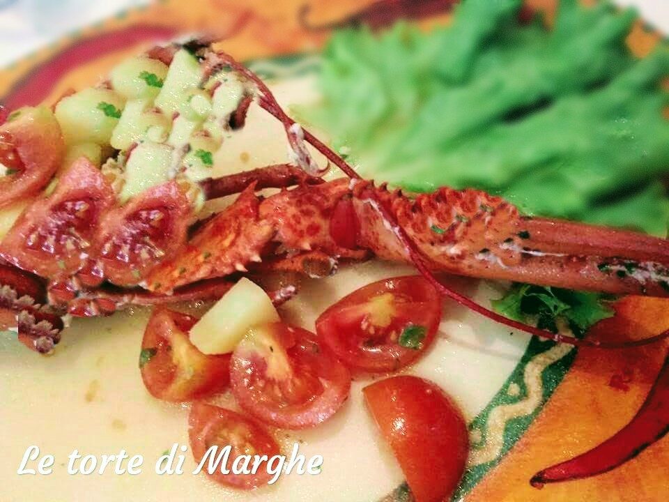 Insalata di astice con patate e pomodori